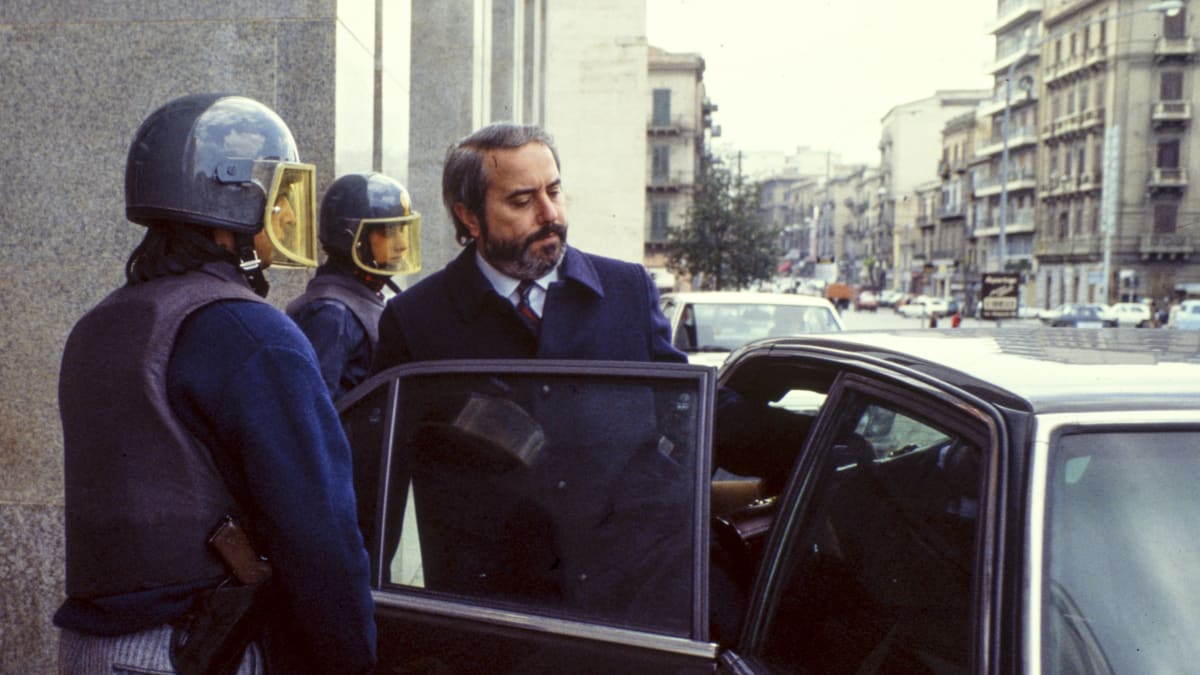 Soudce Falcone je v roce 1992 eskortován policií
