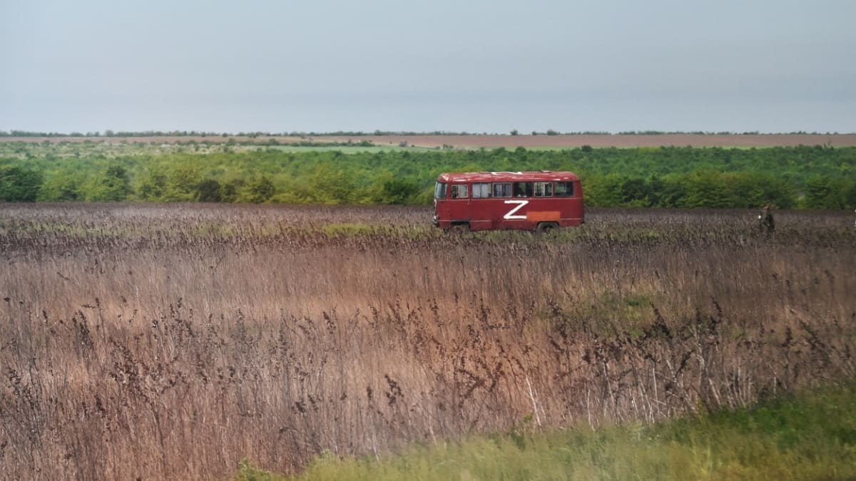 Autobus se znakem „Z“ projíždí Chersonskou oblastí