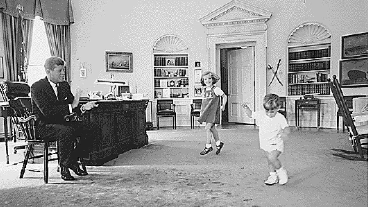 Slavný snímek z Oválné pracovny v Bílém domě. John F. Kennedy se svými dětmi, synem Johnem a dcerou Caroline