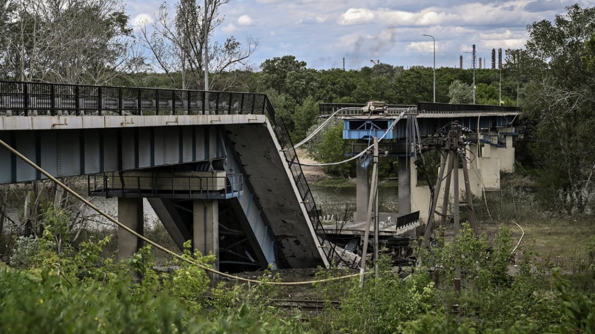 Zničený most spojující města Lysyčansk a Severodoněck