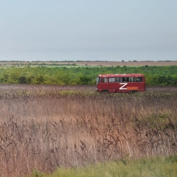 Autobus se znakem „Z“ projíždí Chersonskou oblastí