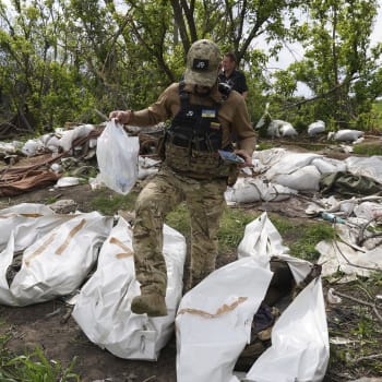 Pytle s těly mrtvých ruských vojáků v obci Malaja Rohan nedaleko Charkova