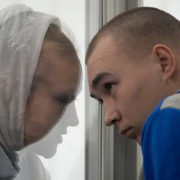 Překladatelka sděluje 21letému ruskému vojáku rozsudek kyjevského soudu. Za zastřelení neozbrojeného civilisty stráví Vadim Šišimarin zbytek života za mřížemi