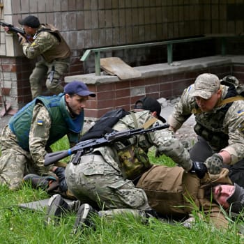 Členové teritoriální obrany během cvičení s ukrajinskou armádou nedaleko Kyjeva 20. května