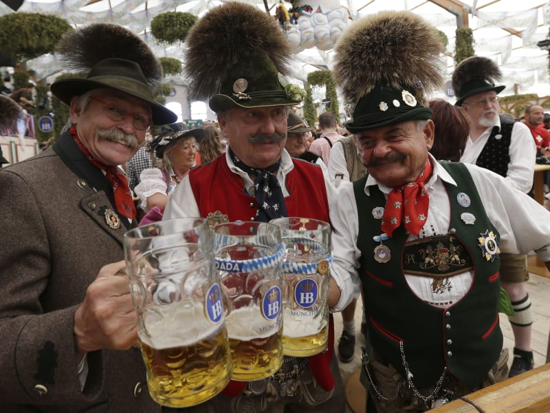 Místní muži v nejlepších letech se obléknou do tradičních bavorských modelů s koženými kalhotami, klobouky s péry a užívající si mázů piv.