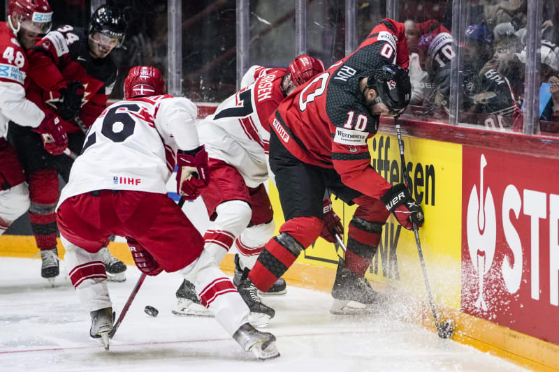 Dánští hokejisté porazili na mistrovství světa v Helsinkách Kanadu 3:2 a připsali si historicky první vítězství nad úřadujícími šampiony.