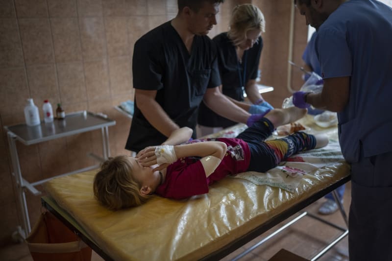 Teprve 11letá Jana Stepanenková přišla o obě nohy během dubnového raketového útoku na nádraží ve městě Kramatorsk, odkud odjížděly evakuační vlaky.
