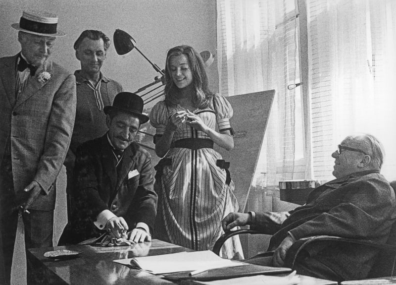 Karel Effa (uprostřed sedící) s Magdou Vášáryovou a režisérem Karlem Zemanem při natáčení filmu Továrna na fantazii (1970)