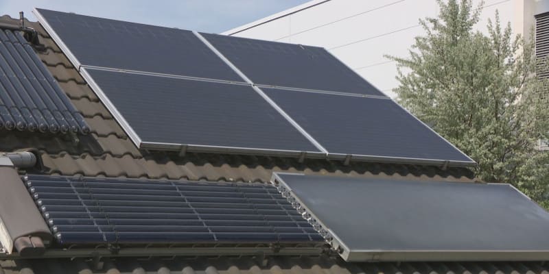 Další alternativou je fotovoltaický systém na výrobu elektřiny. Je prakticky bezúdržbový, solární panely vydrží až dvacet let a i na ně se dává dotace.