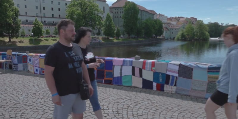 Nový český rekord: Obří deka zahalila písecký Kamenný most.