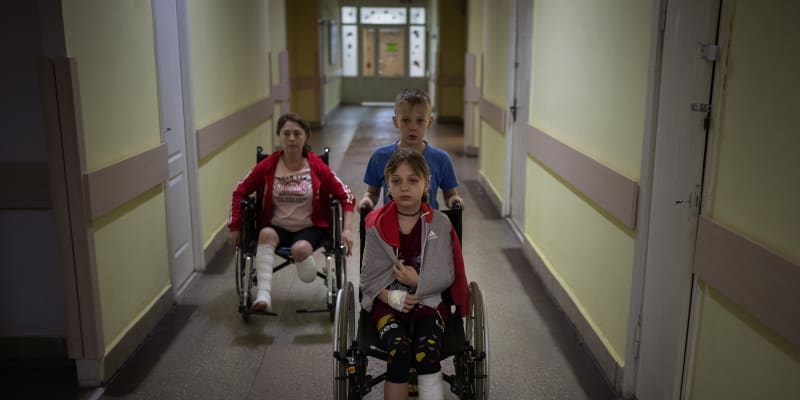 Teprve 11letá Jana Stepanenková přišla o obě nohy během dubnového raketového útoku na nádraží ve městě Kramatorsk, odkud odjížděly evakuační vlaky. Na fotografii je s matkou Natašou a dvojčetem Jarikem.