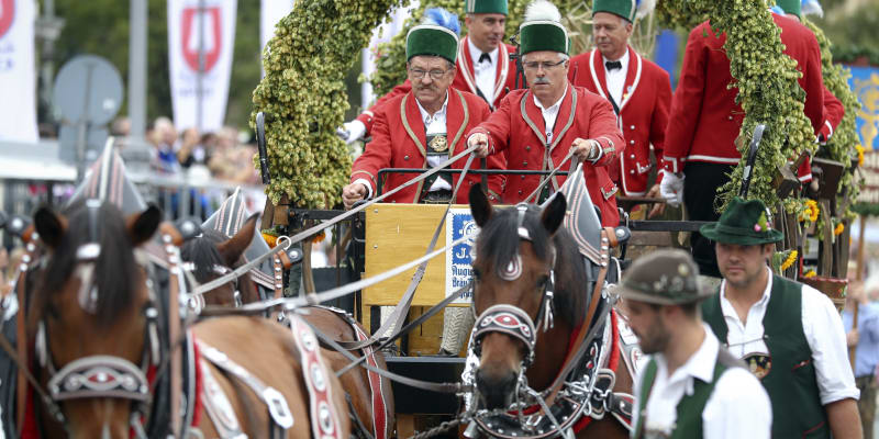 K Oktoberfestu také patří průvod a alegorické vozy, na které jednotlivé pivovary převážejí historické relikvie, nebo na nich přijíždějí významné osobnosti. 