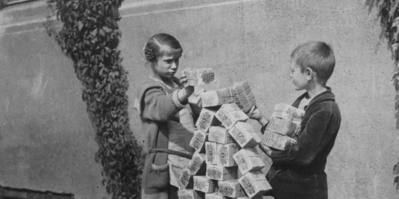 Balíčky s bankovkami posloužily alespoň dětem na hraní. Německo 1923.