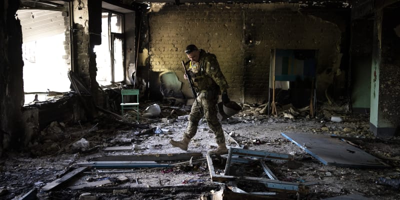 Ukrajinský voják prohlíží zničenou školu ve městě Vilchivka nedaleko Charkova.