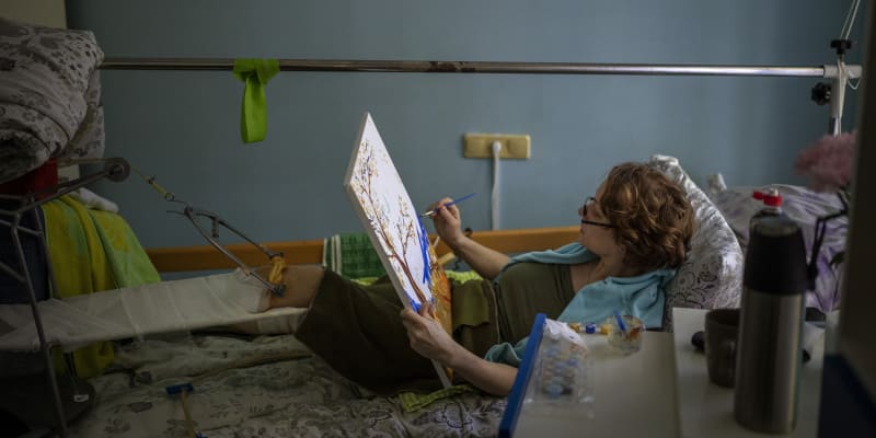 Olena Viterová (45) přišla při výbuchu nejen o levou nohu, ale také 14letého syna Ivana. Fotografie z 10. května zachycuje její přemisťování na operační sál v kyjevské nemocnici.