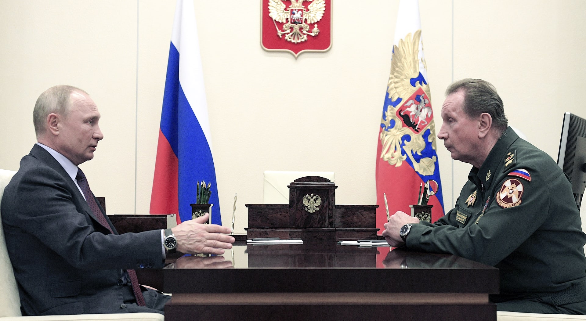 Ruský prezident Vladimir Putin rozmlouvá se svým bývalým osobním strážcem Viktorem Zolotovem, ze kterého později udělal velitele vnitřní vojenské jednotky Rosgvardije.
