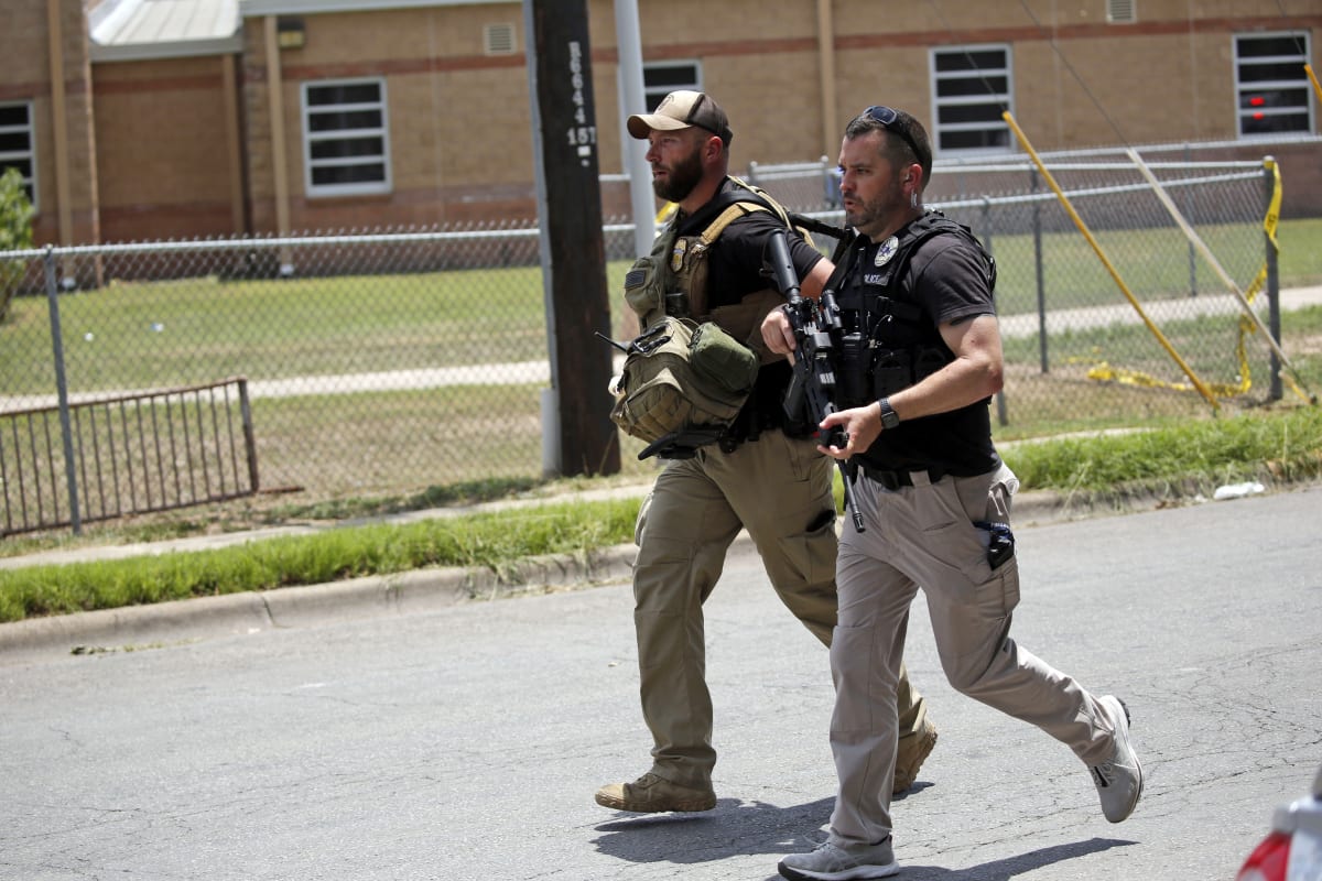 Podle nejnovějších informací policie při úterním zásahu proti střelci na základní škole v Texasu učinila špatné rozhodnutí.