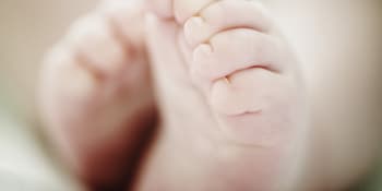 Sledujte Hlavní zprávy: Jak reaguje expert na případ úmrtí kojence na Domažlicku?