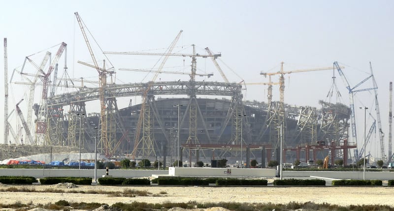 Pohled na stavbu stadionu v Lusailu, ležícího 23 kilometrů severně od hlavního města Dauhá, který bude s kapacitou 86 tisíc diváků největším stadionem při fotbalovém mistrovství světa 2022, které by se mělo konat na přelomu listopadu a prosince v Kataru.