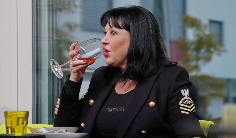 Dagmar Patrasová si ráda dá skleničku. 