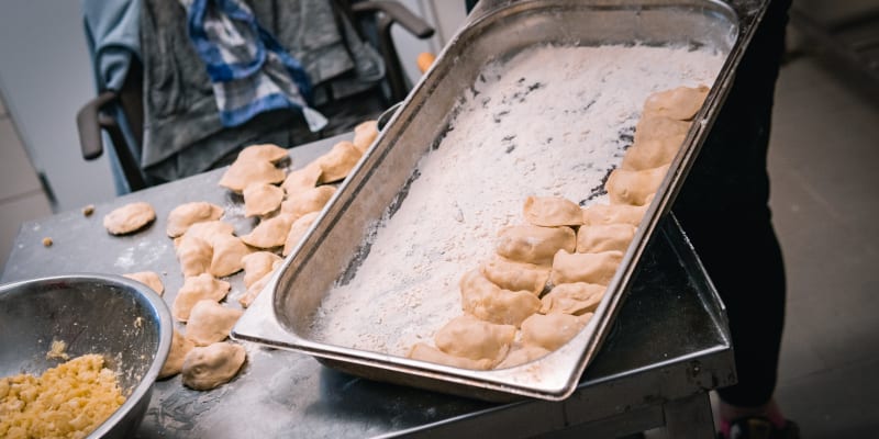 Veškeré pokrmy připravují ukrajinské uprchlice ručně, což oceňuje provozovatel podniku i samotní zákazníci.