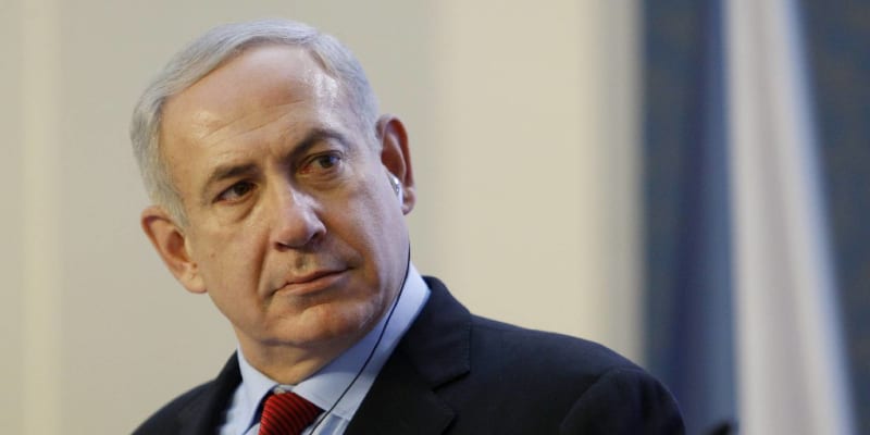 Izraelský premiér Benjamin Netanjahu v neděli večer podstoupí operaci kýly.