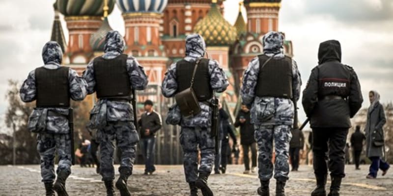 Příslušníci Rosgvardije hlídkující na Rudém náměstí v Moskvě