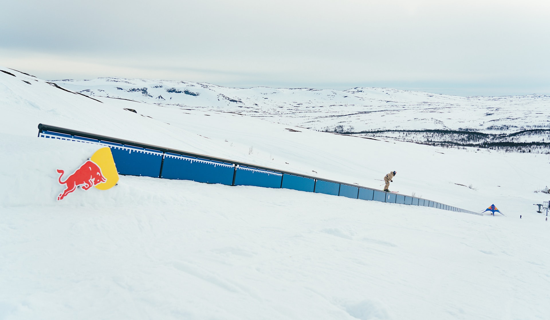 Pohled zezadu na švédského freestylového lyžařa Jespera Tjädera při světovém rekordu v délce sjezdu railu na lyžích. Ve středisku v re na kovové trubce ujel 154,49 metru.