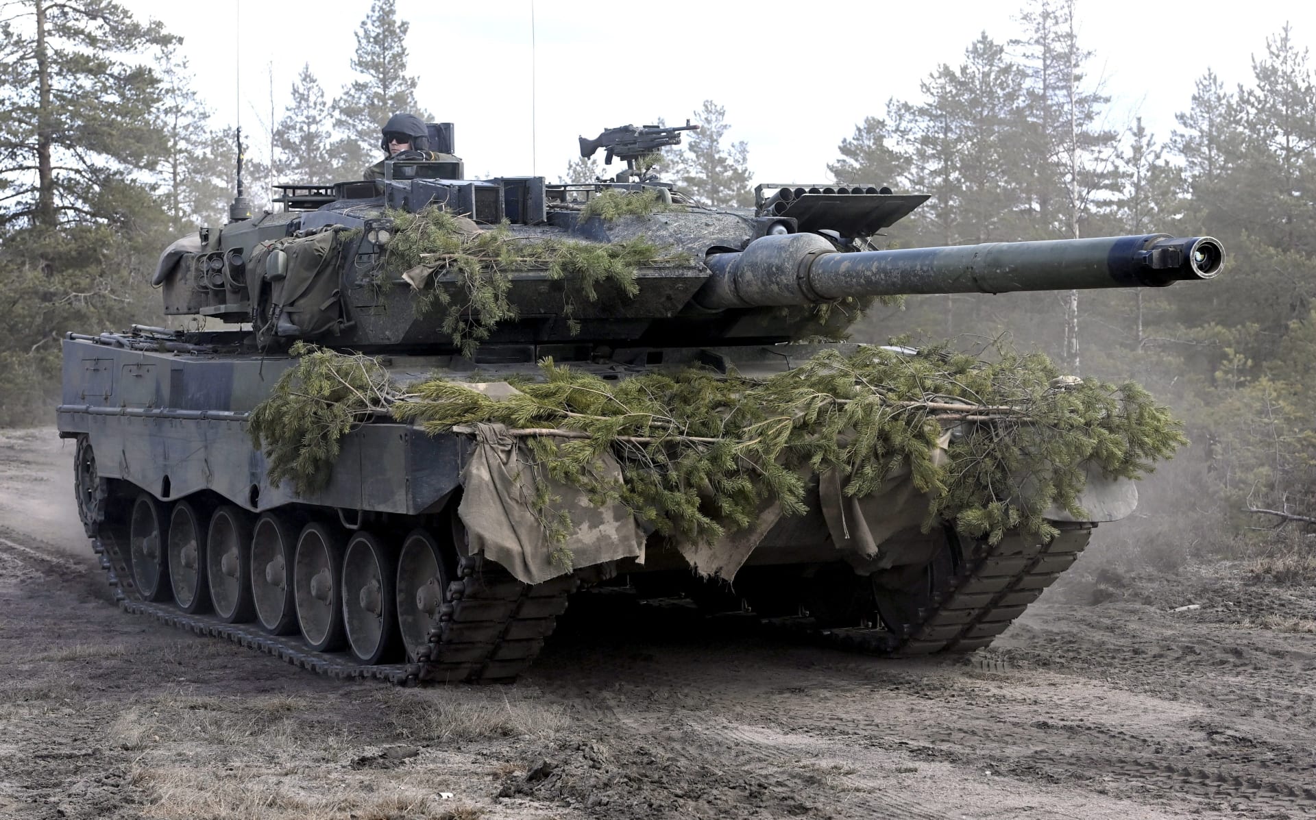 Finská armáda disponuje i bojovými tanky Leopard.