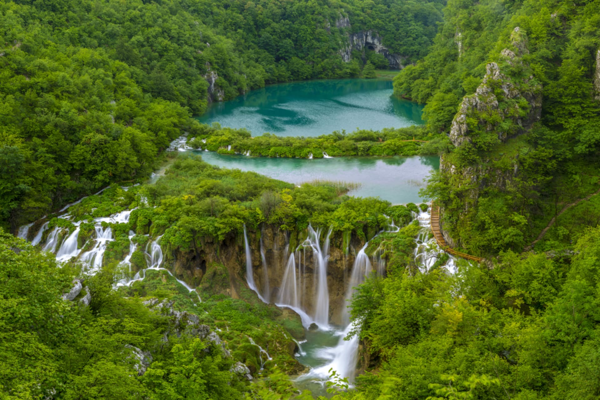 Říčka Plitvice, která dala jezerní soustavě jméno. nespojuje žádná jezera, ale spadá vysokým vodopádem zboku do kaňonu pod nejníže položeným jezírkem