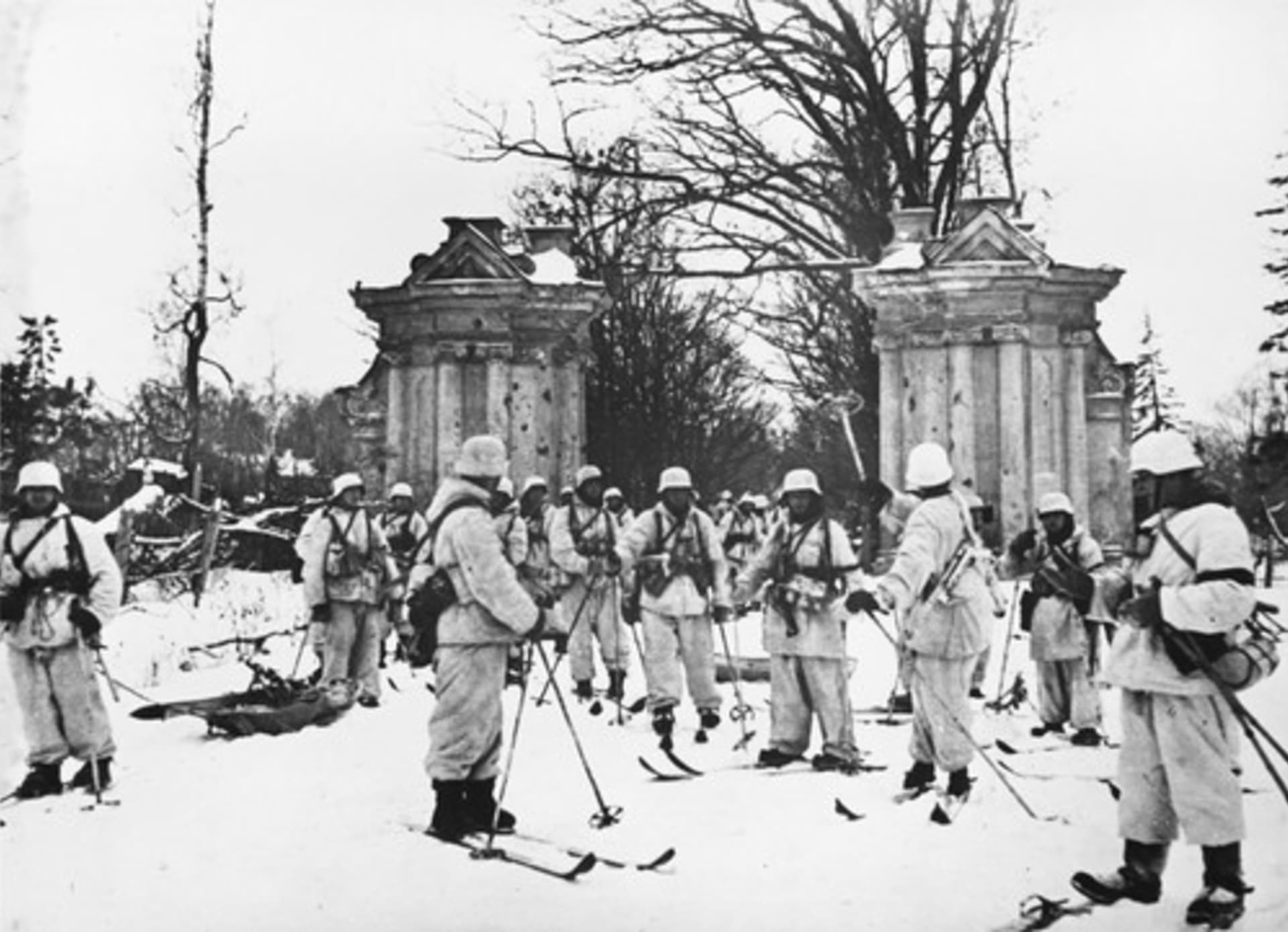 Běžnou součástí vojenské výbavy během zimní války byly lyže.