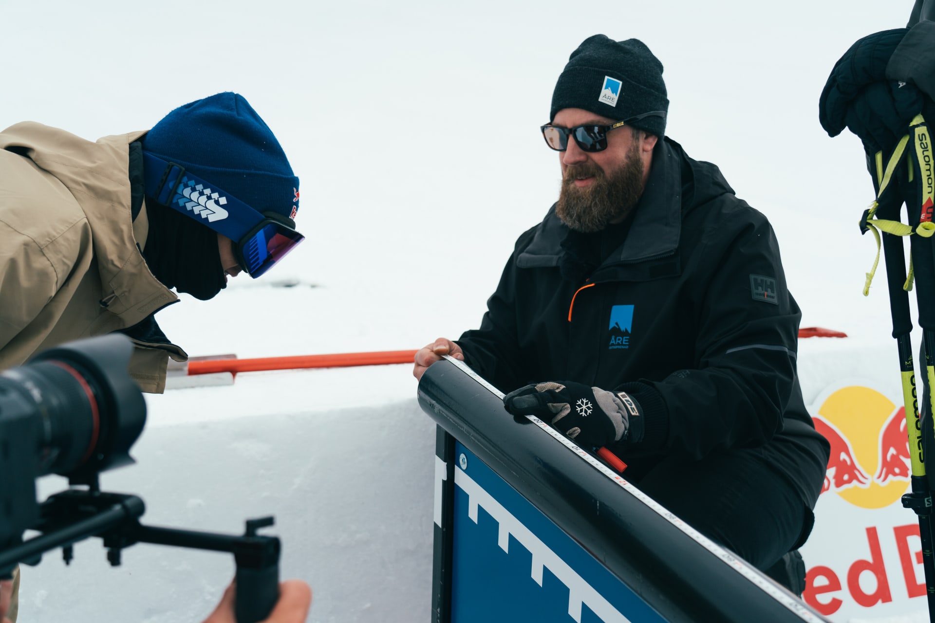 Švédský freestylový lyžař Jesper Tjäder sleduje měření délky kovové trubky, kterou mu připravili ve středisku re, aby překonal světový rekord v délce sjezdu railu na lyžích. 