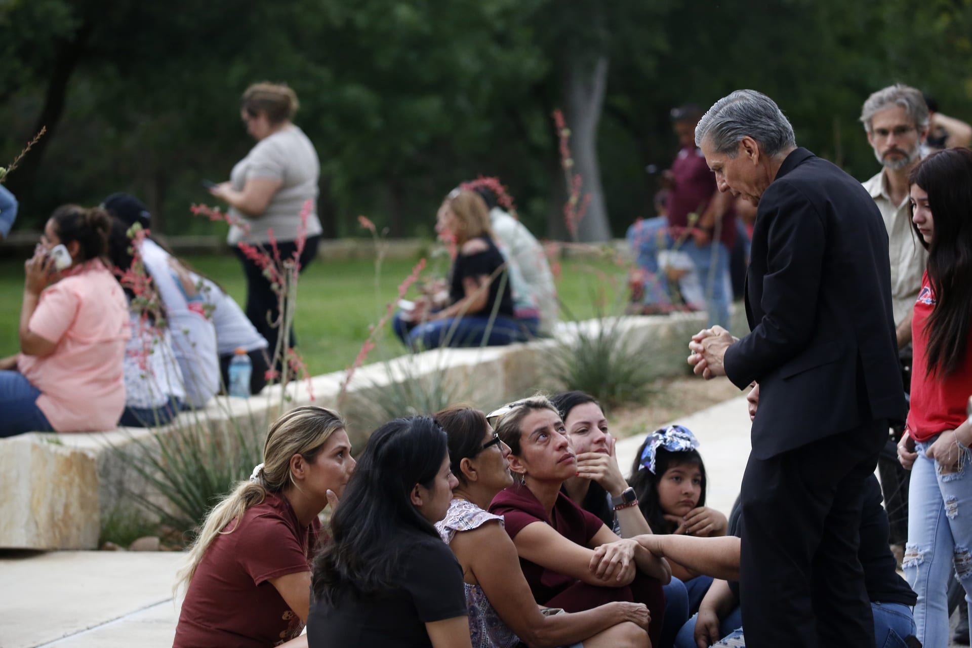 Arcibiskup utěšuje pozůstalí po obětech masakru ve škole v texaském Uvalde