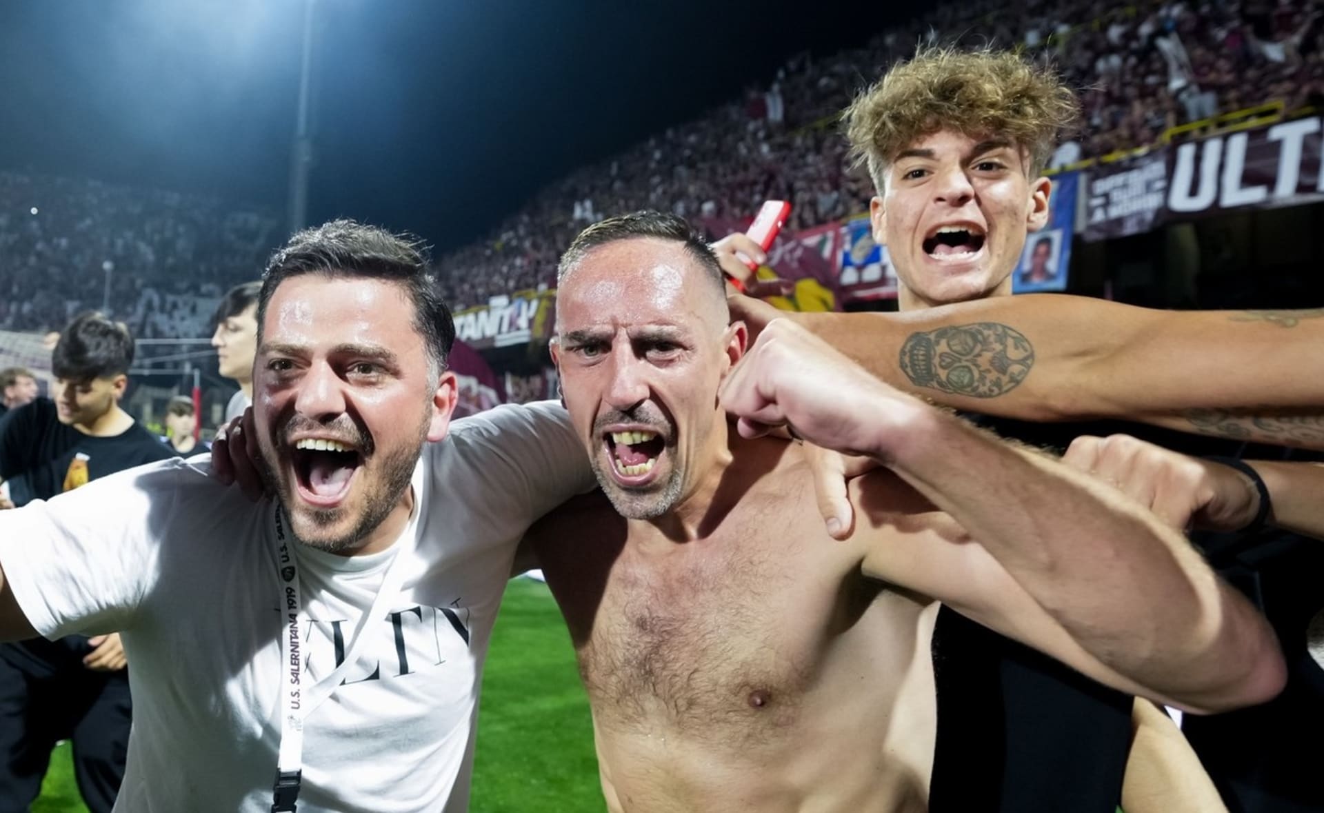 Záchranu se Salernitanou bouřlivě oslavil i známý Francouz Frank Ribéry (uprostřed).