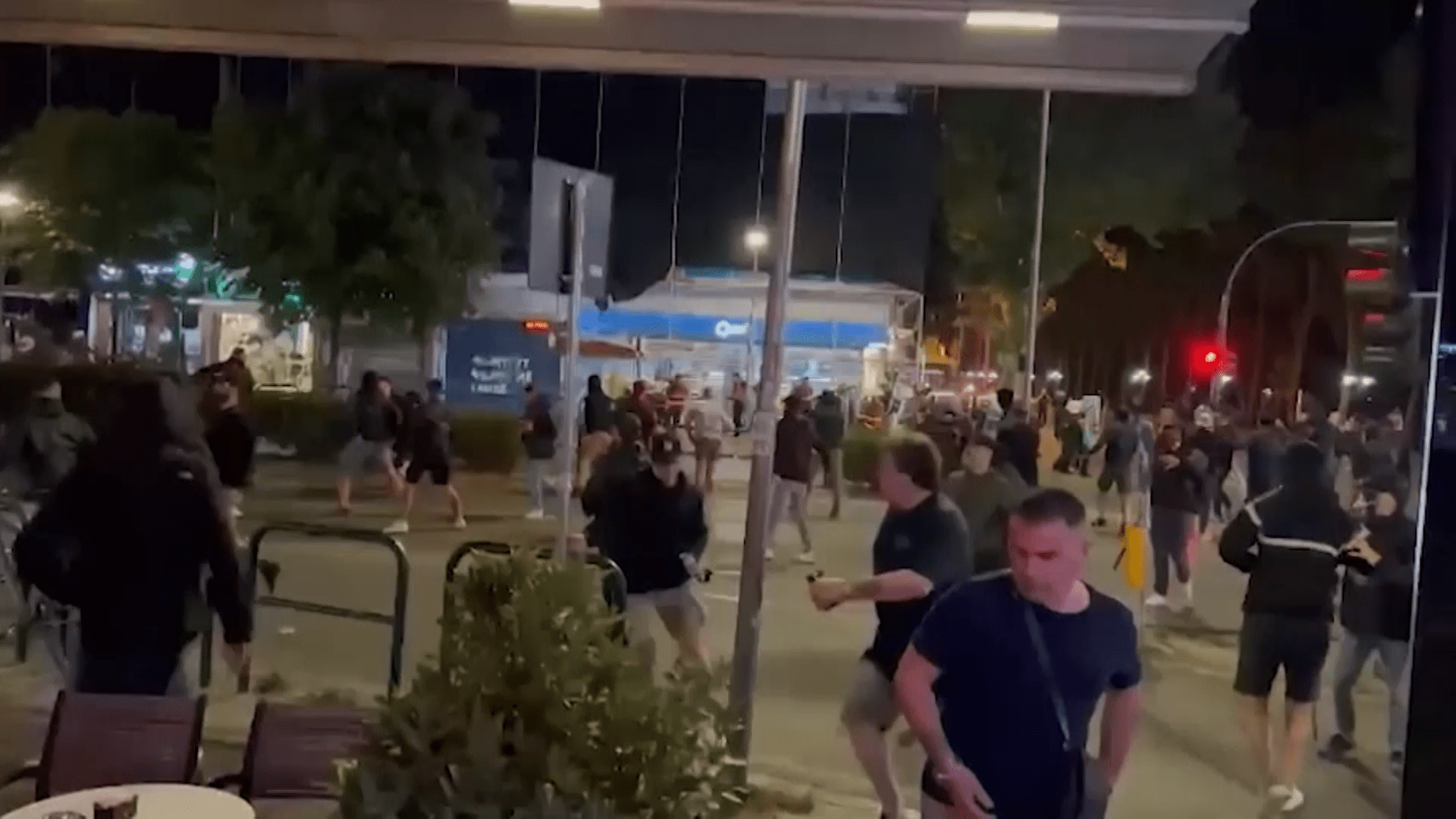 Rušná noc před fotbalovým finále v Tiraně: Desítky zatčených fanoušků i zranění policisté