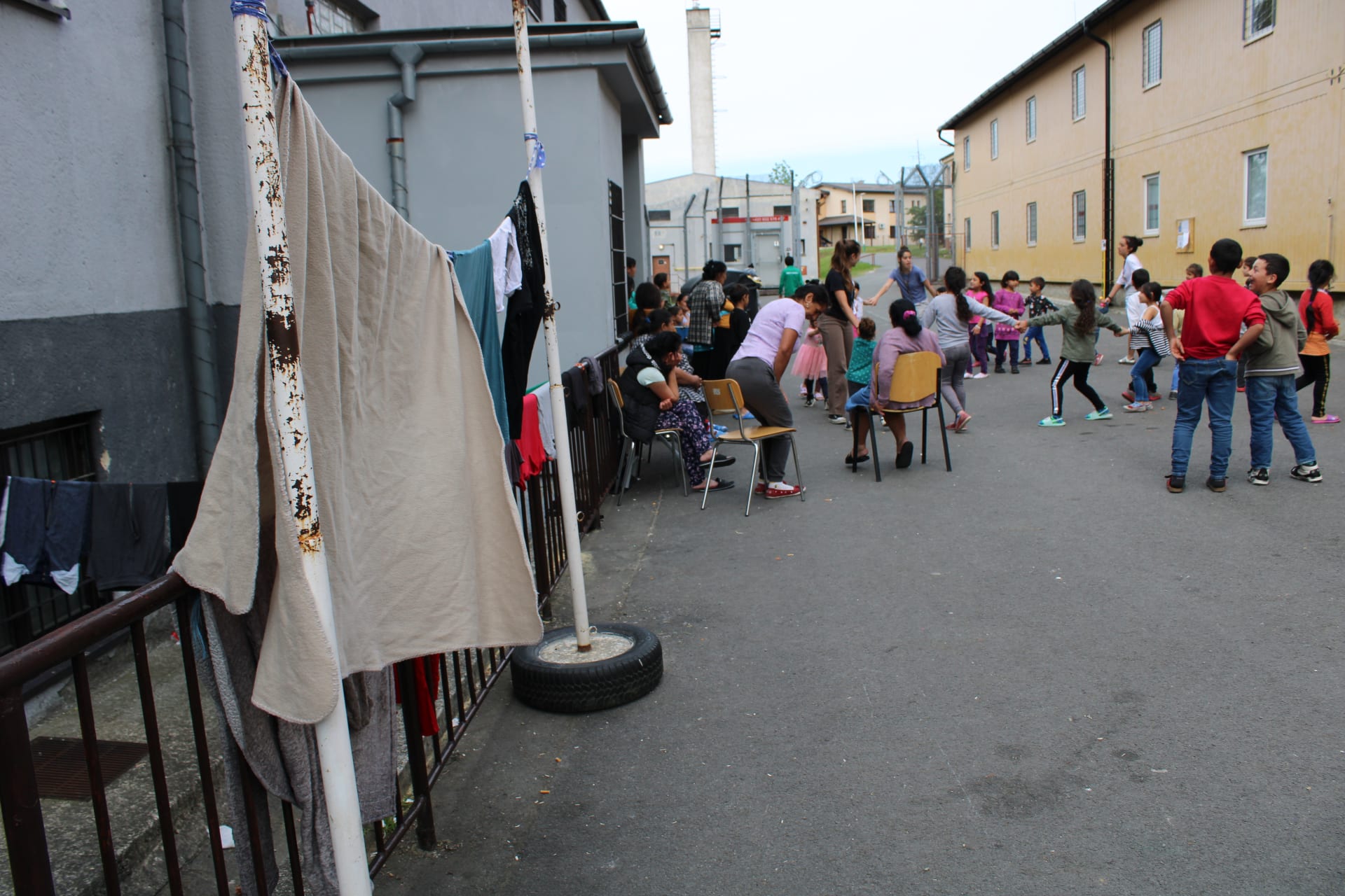 Uprchlický tábor ve Vyšních Lhotách. Všední realita za ostnatým drátem, série momentek z každodenního života romských běženců z Ukrajiny.