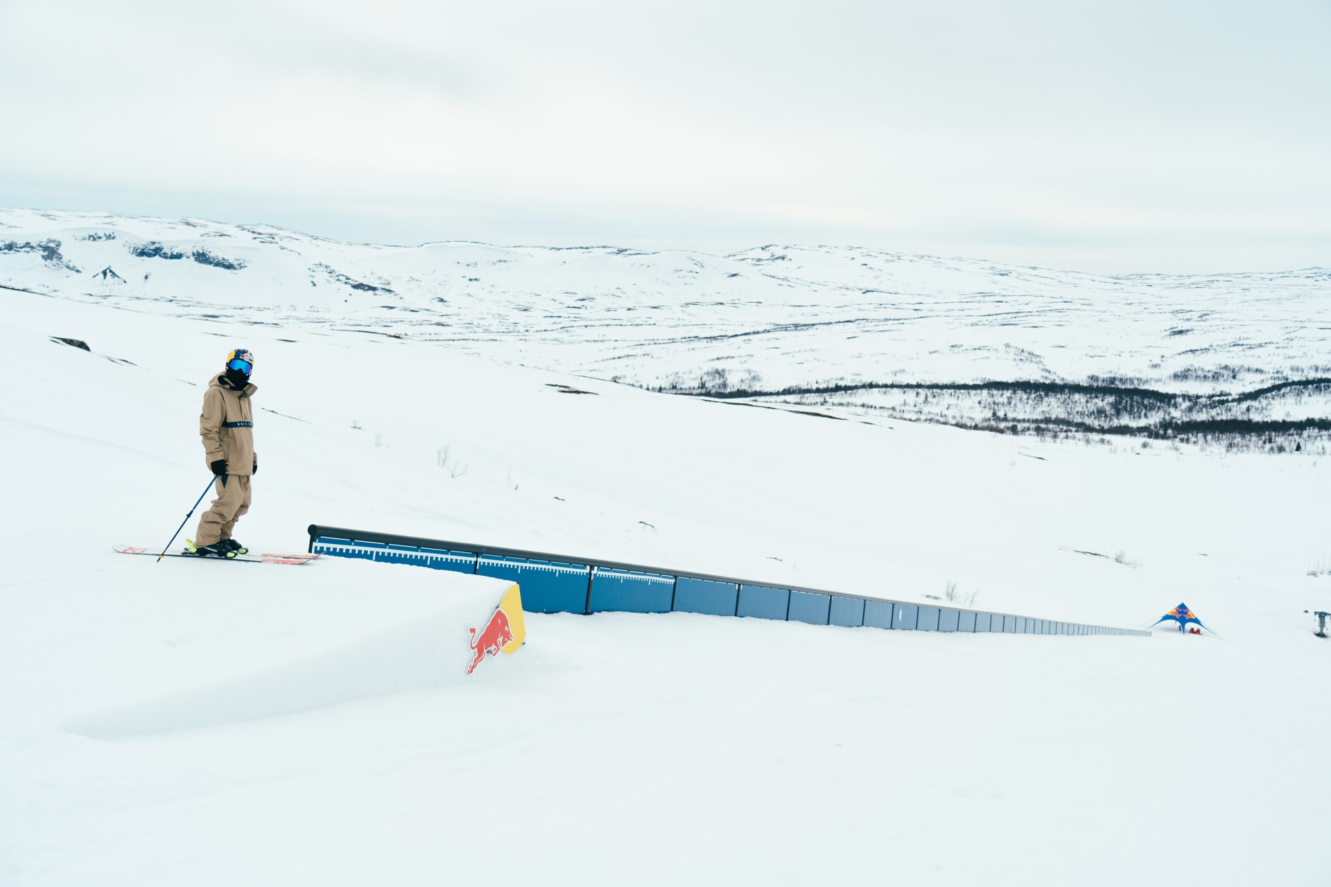 Švédský freestylový lyžař Jesper Tjäder stojí na začátku 162 metrů dlouhé kovové trubky, kterou mu připravili ve středisku re, aby překonal světový rekord v délce sjezdu railu na lyžích. 