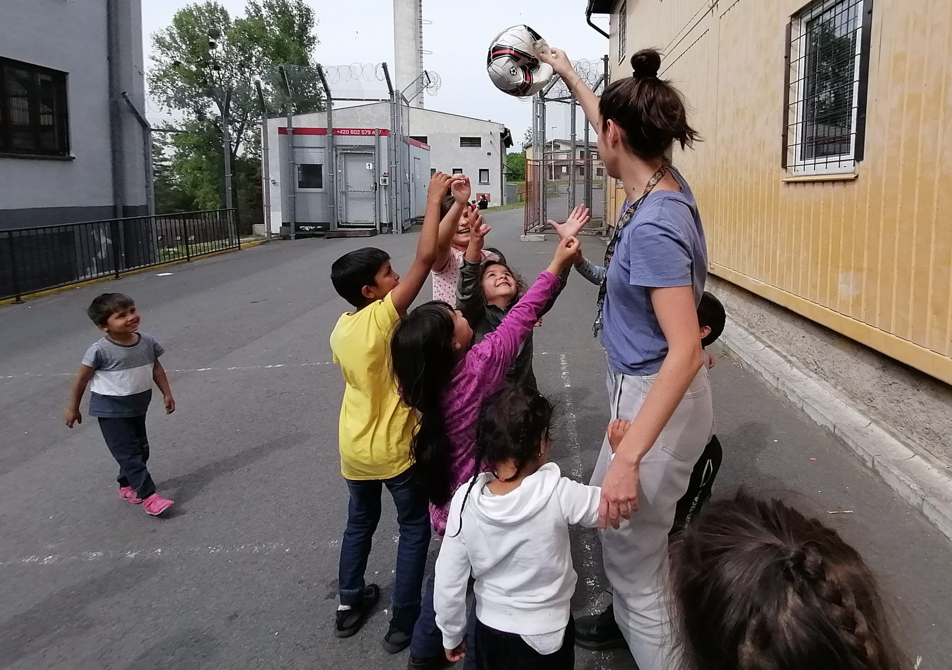 Uprchlický tábor ve Vyšních Lhotách. Španělská studentka se snaží zabavit děti běženců.