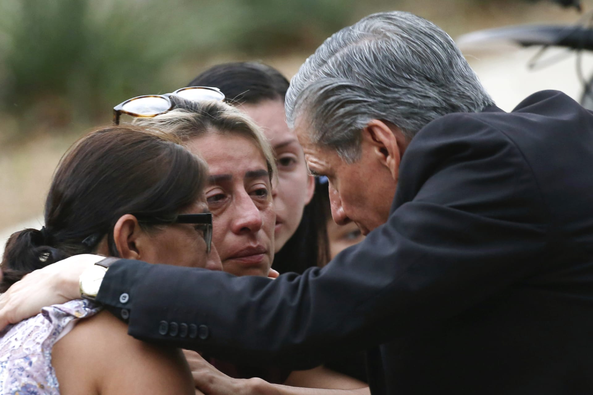 Arcibiskup utěšuje pozůstalí po obětech masakru ve škole v texaském Uvalde