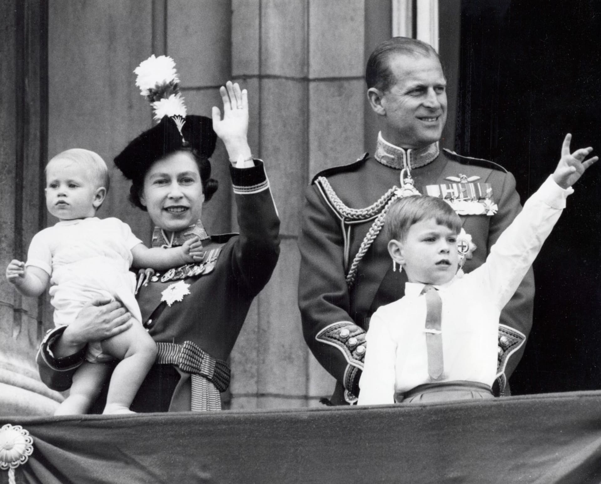 Pětiletý princ Andrew se svou matkou královnou, otcem princem Philipem a ročním bratrem, princem Edwardem při příležitosti královniných 39. narozenin (1965). 