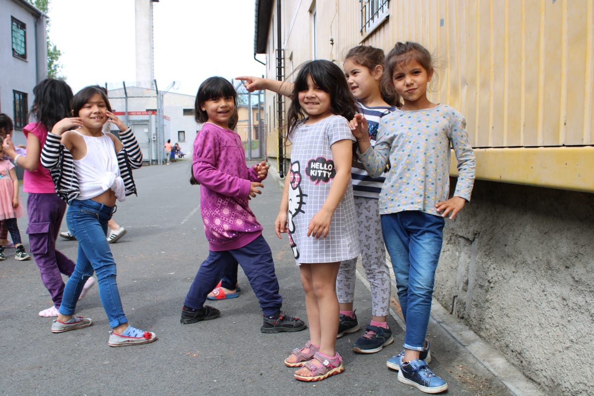 Uprchlický tábor ve Vyšních Lhotách. Všední realita za ostnatým drátem, série momentek z každodenního života romských běženců z Ukrajiny.