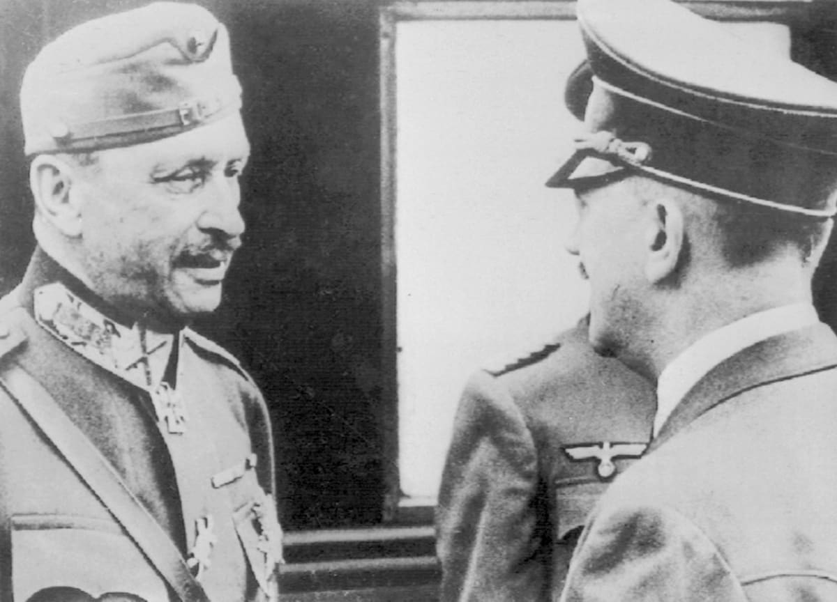 Carl Gustaf Emil Mannerheim se snažil Adolfu Hitlerovi spíš vyhýbat. Přesto na něj kvůli jednáním a částečnému spojenectví historie pohlíží i lehce nevlídně.