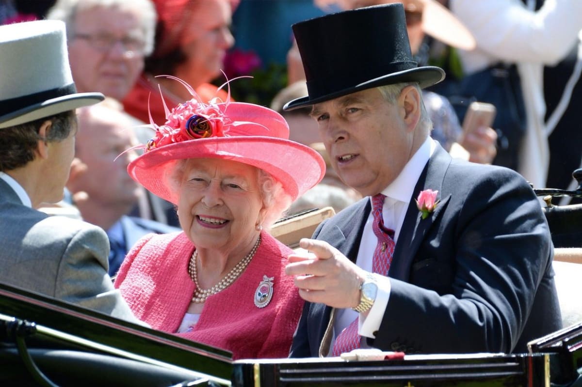 Andrew, vévoda s Yorku s britskou královnou BrAlžbětou II. ve Skotsku v srpnu 2021