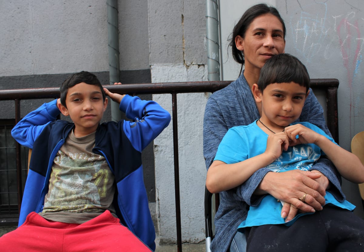 Uprchlický tábor ve Vyšních Lhotách. Kataryna Ponho (vpravo) utekla s dětmi z Dnipru, k němuž se blíží okupační armáda. Žena je negramotná, stejně jako třetina ukrajinských Romů.