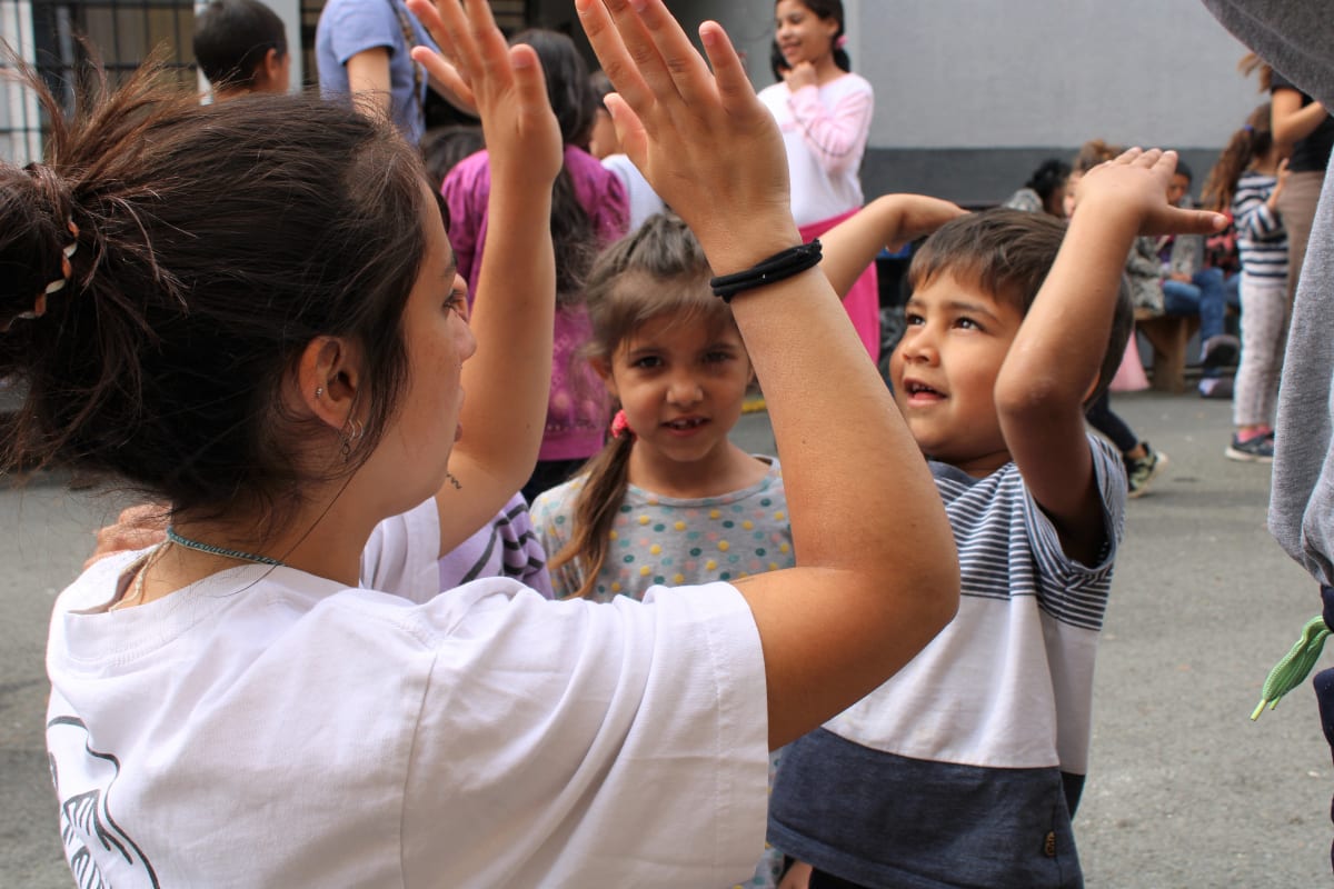 Uprchlický tábor ve Vyšních Lhotách. Španělská studentka se snaží zabavit děti běženců.