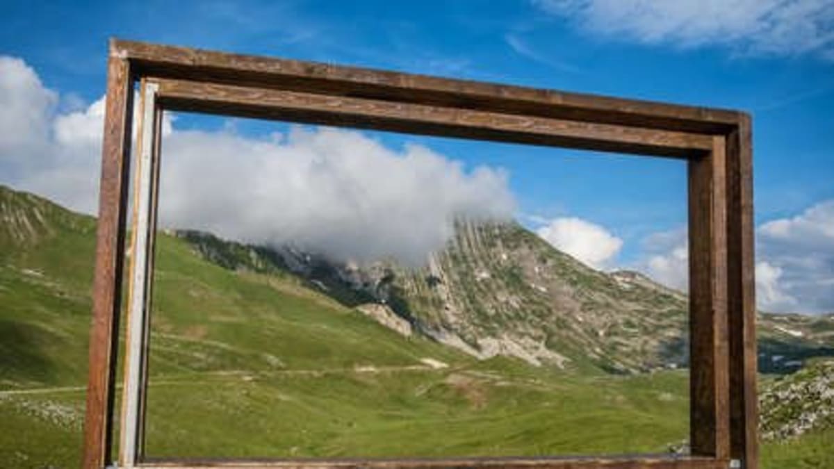 Durmitor. Park se nachází v rozsáhlé horské oblasti na severozápadě Černé Hory, ohraničené řekami Piva a Tara, je tu třiadvacet horských vrcholů s výškou přes 2 300 metrů. 