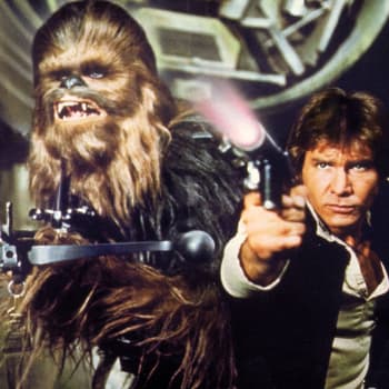 Harrison Ford jako vesmírný pašerák Han Solo (vpravo) se svým věrným druhem Chewbaccou.