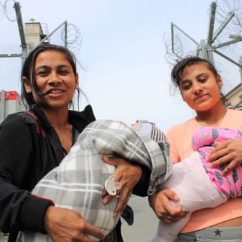 Uprchlický tábor ve Vyšních Lhotách je obehnán ploty a žiletkovým drátem. Na snímku dvojčata Marie a Šalamon v péči matky a sestry. Rodina utekla ze Zakarpatské oblasti.