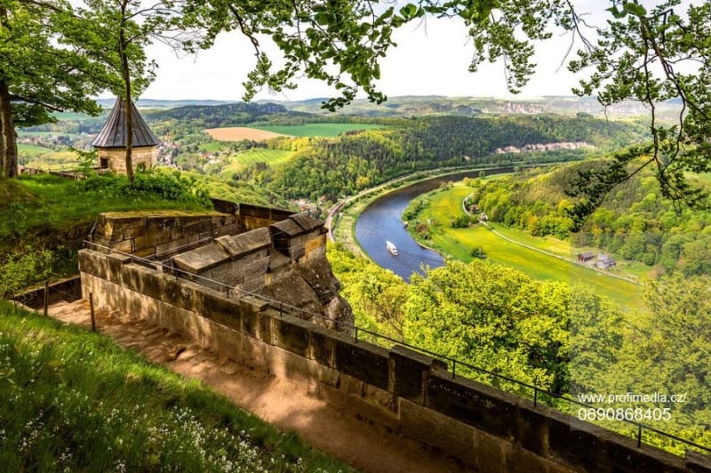 Saské Švýcarsko (německy Sächsische Schweiz) leží jihovýchodně od Drážďan podél údolí řeky Labe