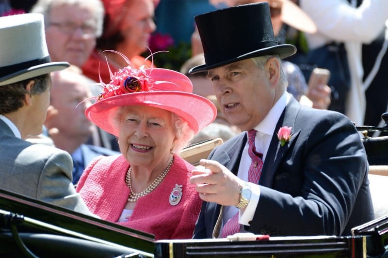 Andrew, vévoda s Yorku s královnou ve Skotsku v srpnu 2021. Jde pravděpodobně o poslední společný snímek matky a syna na veřejnosti před tím, než jej královna kvůli jeho sexuální kauze zcela odsunula z veřejného života.